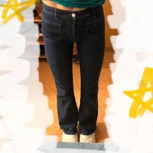 Bootcut - Assnygga bootcut jeans i en så snygg mörkblå färg! Från Mango, köpta i Barcelona!!