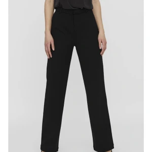 Veromoda kostymbyxor  - Mid waisted kostymbyxor från Veromoda, använda 2 gånger. Köpte dem nya för 399 kr🤍