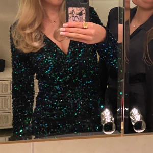 Glittrig nyårsklänning från JDY - Superfin till nyår!! Köpt på JDY förra året, endast använd en gång💕Sitter bra på mig som brukar ha S🫶🏼