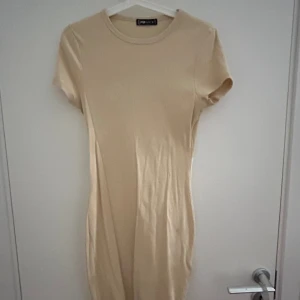 Sjukt snygg klänning - Denna fina klänning är i strechigt material suga in i midjan och är helt magisk. Sitter jätte skönt 