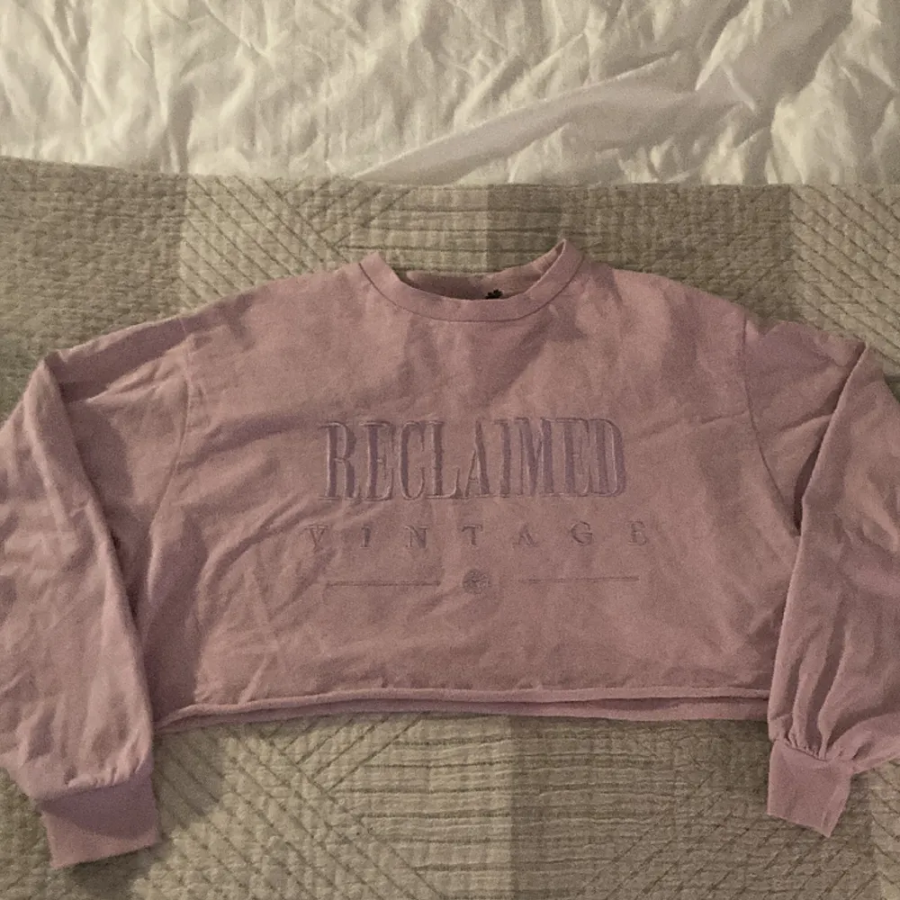 En superfin cropad sweatshirt från Reclaimed vintage i storlek 36 men passar även 34. Den är en blandning mellan rosa och lila. Mycket bra skick💜🩷. Hoodies.