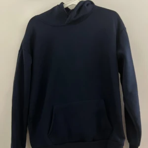 Marinblå Hoodie  - Jätte skön kvalite men även snygg, Tvättas och stryks innan den skickas iväg