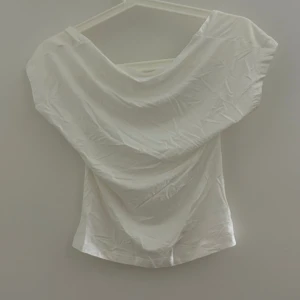 Vit tshirt med öppen rygg  - Bra kvalite, jätte skönt tyg aldrig använd