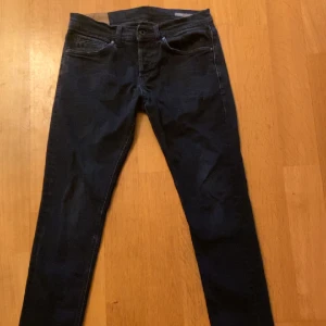 Marinblå Dondup Jeans - Säljer mina Marinblå Slimfit Dondup jeans. Dom är i storlek 34. Se skick på bilderna. Tveka inte på att skriva till mig om ni har några frågor.