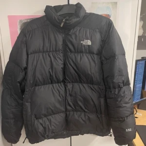 The North Face- 550 Jacka - väldigt fint skick förutom en skada på insidan som man ser på tredje bilden