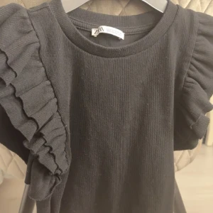 Zara t-shirt  - Helt oanvänd t-shirt från Zara💕 nyskick 