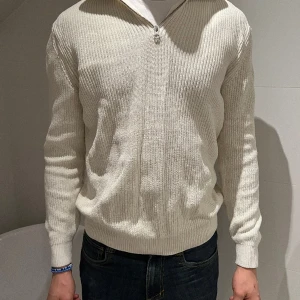 Half zip från Zara - En benvit half zip tröja från Zara.  Skicket är OK, dock ett litet hål i armhålan, syns inte när man bär den normalt Strl L 