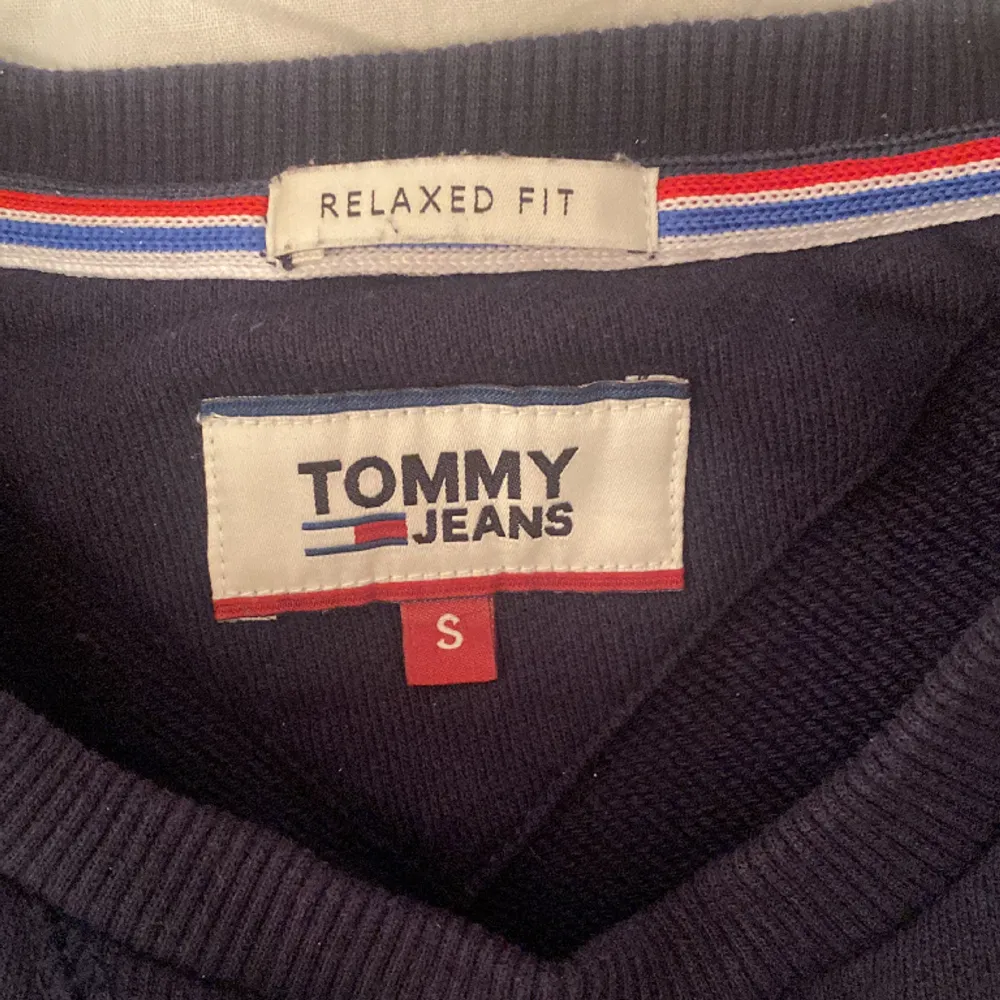 Fin och relaxed tröja från Tommy Hilfiger, tröjan är storlek S men passar även dig som är M, tröjan känns mer avslappnad om du vanligtvis har storlek small. Nypris 800kr. Tröjor & Koftor.
