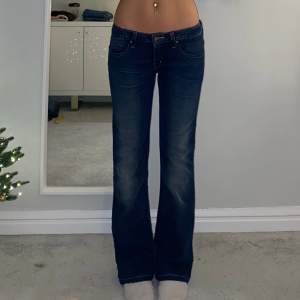 Lågmidjade bootcut jeans från bigstar. W28 L32. Midjemått: 78cm innerbensmått: 75cm. Jag är ca 167cm.