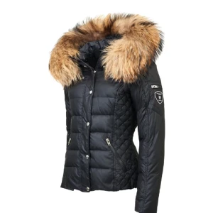 Rockandblue vinter jacka kort dam - Jätte fin, knappt använd. Pälsen går att ta bort och sedan sättas på ifall man skulle vilja tvätta den. Köpt gör 4400 för inte ens ett år sedan. Skriv till mig privat för flera bilder. 