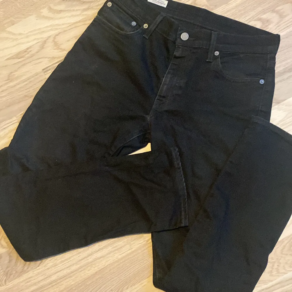 Svarta levi’s jeans i modell 511. Ganska bra skick men lite slitna på ett ställe. Storlek 30/32. Jeans & Byxor.