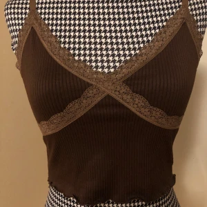 söt topp - söt kort topp från H&M i fint material men som jag inte använt på läänge så därför säljer jag <3 i perfekt skick och passar så bra till det mesta 🫶🏻