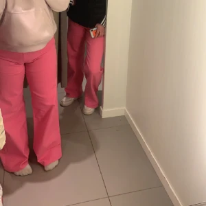 Rosa Jeans - Säljer mina rosa jeans ifrån H&M då de blivit förstora. Använt skick men fortfarande jättefina!