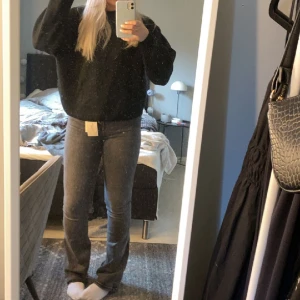 Jeans - Super snygga grå bootcut jeans😍 längd 34 så dem är långa på mig och jag är runt 170. Sitter tajt men är jötte stretchiga 
