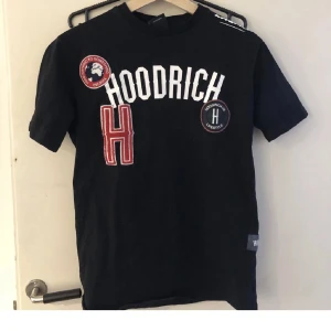Hoodrich t shirt - Använd men inga fläckar inte solblekt alls! Du står för frakten jag står inte för postnords leverans 