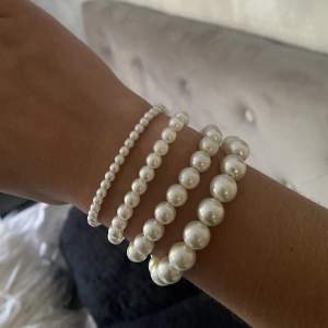 Säljer dessa vita pärlarmband i olika storlekar🤍🤍 Armbandet närmast handen med de minsta pärlorna kostar 25kr/styck, alla de andra kostar 35kr/styck!🥰✨ Frakt kostar 15kr