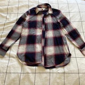 Rutig skjorta - Säljer en rutig skjorta från H&M i storlek XS  