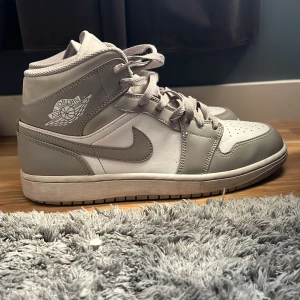 Jordan 1 linen - Ett par skor som är i otroligt bra skick nästan ingen creasing. Priset kan diskuteras 