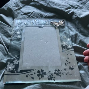 Ram - En jätte fin ram, med  blommor, en fjäril och typ små pärlor på, jätte fint skick, frakt ingår inte kontakta gärna för mer info, det får plats en bild 10x15