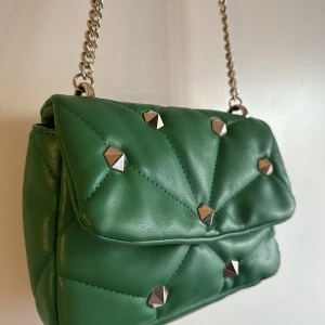 Grön axelväska  - Jättefin väska från Zara! Använder den inte längre tyvärr, men är i lika fint skick som när jag köpte den! OBS! Köparen står för frakten.