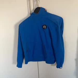 Bape tröja med haj luva  - Säljer denna blå bape Hoodie gör dne passar ej mig längre