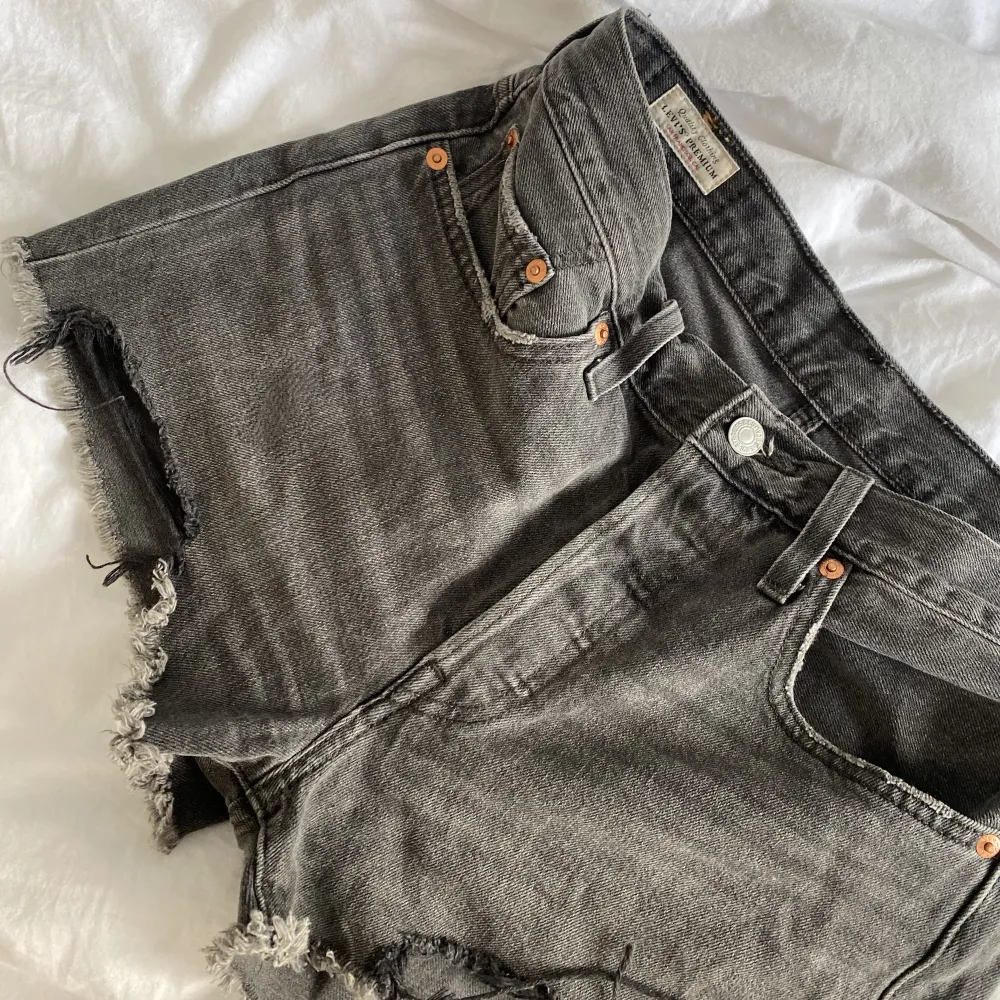 Supersnygga jeansshorts från Levis ⚡️⚡️ storlek s! Första bilden är lånad som inspirationsbild men de är liknande som ni ser⭐️ 140kr + frakt . Shorts.
