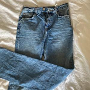Jeans med slits  Sorlek 34 100kr+frakt