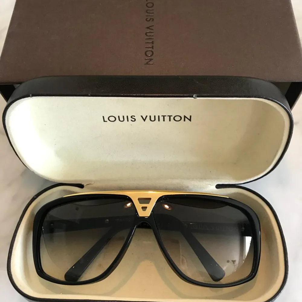 Louis Vuitton glasögon! Ny skick använda cirka 3-4 gånger! Skriv vid intresse! . Övrigt.