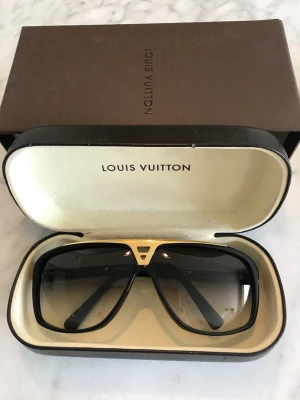 Louis Vuitton - Louis Vuitton glasögon! Ny skick använda cirka 3-4 gånger! Skriv vid intresse! 