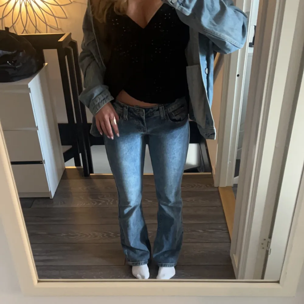 Säöjer nu dessa SJUKT snygga lågmidjade jeansen, sitter helt perfekt men kommer ej till användning, använda endast en gång💕. Jeans & Byxor.