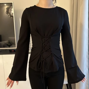 Tröja med utsvängda armar  - Tröja med utsvängda armar i strl XS. Använd 2-3 gånger. 