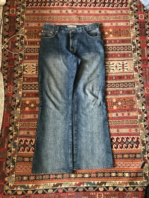 utsvängda jeans - läng:110cm midja:42cm benöppning:28cm omsyda till mindre midja