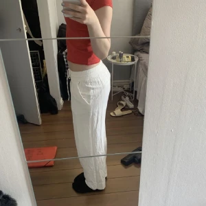 Linnebyxor  - Säljer mina jättefina linnebyxor ifrån veromdoa,köpta förra sommaren knappt använda pga av att jag har ett par andra. Så dom är så gott som nya. Köpte dom för ca 500-600kr🥰 sitter bra på mig som är 163. Storlek xs🥰 200kr+60 kr frakt spårbart!