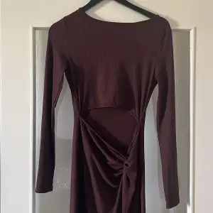 En vacker brun klänning i storlek M som aldrig använts och bara onödigt köp! Stretchig , snygg brun färg perfekt för en utekväll/fest. Slits vid låren och öppning vid magen som går att stänga! Går ner i pris vid snabb affär!:)