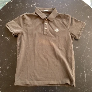 Moncler piké - Piké som inte längre används bra skick använd i typ 2 år. Storlek M fast passa även small.