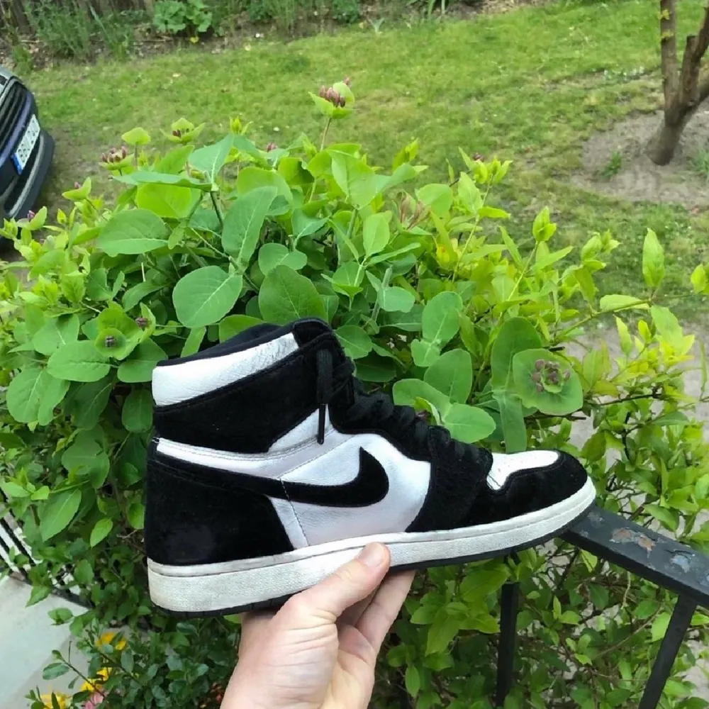 Tjena Säljer mina Jordan 1 high twist/panda   Storlek 41, innermåttet 26,5cm    Kan skickas spårbart för 66 kr eller mötas upp i Kalmar!  Hör av er vid frågor🙂  Olle. Skor.