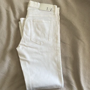 Tiger of Sweden jeans - Vita Tiger of Sweden jeans i storlek 31/32. Använda en gång.