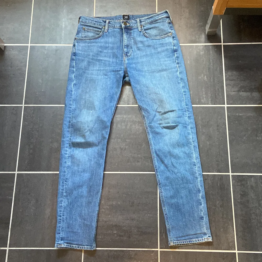 Ett par snygga jeans ifrån Lee. Storlek 32/32  Nypris: 1089 kr. Jeans & Byxor.
