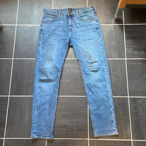Ett par snygga jeans ifrån Lee. Storlek 32/32  Nypris: 1089 kr