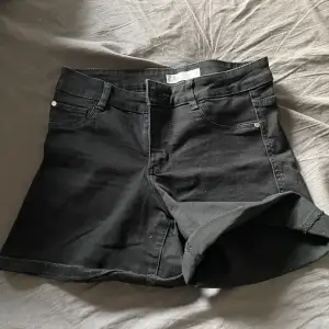 Svarta enkla shorts