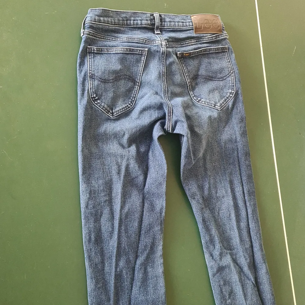 Säljer mina lee daren zip jeans storlek w30 l34 då de har blivit för smala för mig. Är i fint skick ej några skavanker att prata om . Jeans & Byxor.
