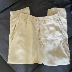 Linnebyxor H&M  - Säljer ett par linnebyxor från H&M. Supersnygga, lite tjockare tyg. Säljes pga för små