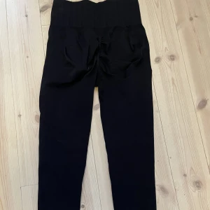 Träningsbyxor - Träningsbyxor med scrunch från SHEIN 