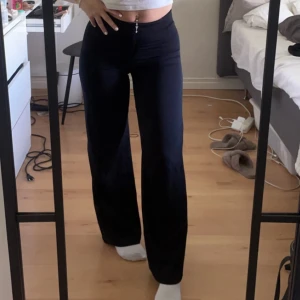 Kostymbyxor  - Kostymbyxor i mjukt material köpta på bikbok för 500kr, bra skick då dom använda fåtal gånger då dom är lite små för mig