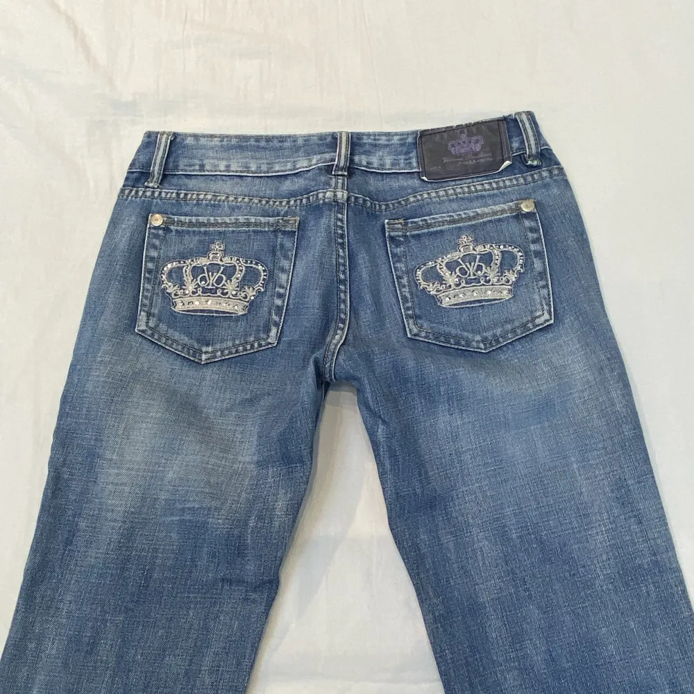 Så snygga jeans från Victoria Beckham for Rock & Republic💓 lågmidjade och bootcut! midja 41x2 cm innerben 78 cm ja e 170 för referens!. Jeans & Byxor.