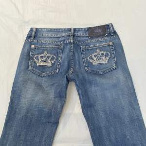 Så snygga jeans från Victoria Beckham for Rock & Republic💓 lågmidjade och bootcut! midja 41x2 cm innerben 78 cm ja e 170 för referens!