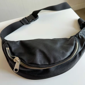 Väska  - Svart bältesväska från MONKI