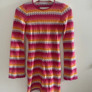 Klänning  - Säljer denna klänning med öppen rygg från bershka då den inte kommer till användning längre. Använd 1-2 gånger så är som ny. Köparen står för frakten.💗