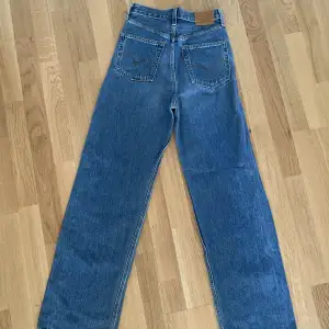 Snygga högmidjade jeans från Levi’s.  Använda ett par gånger men inte några skador på byxorna.  Väldigt bekväma att ha på sig och stretchiga. 