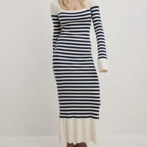 Bikbok klänning  - Säljer min Bikbok klänning i storlek XXS, sitter som sista bilderna😊storleken är slutsåld där, 400kr + frakt🤍